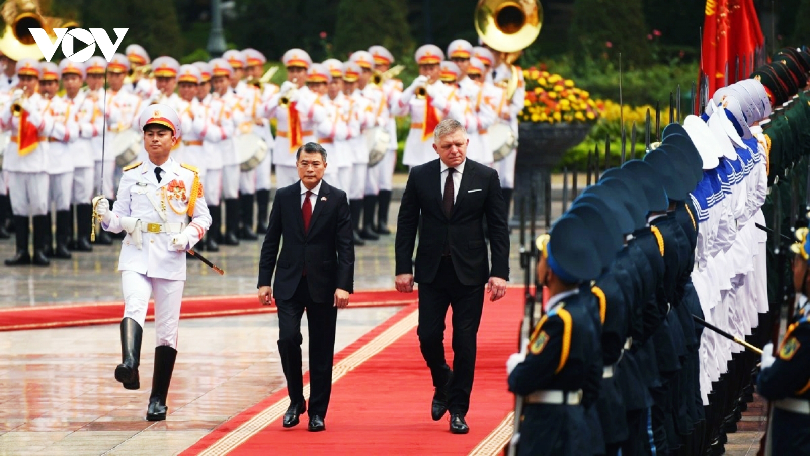 Slovak PM Robert Fico warmly welcomed in Hanoi on official visit